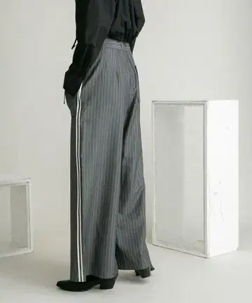 KBF 핀스트라이프 와이드 팬츠