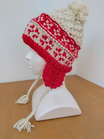손뜨개질 빨간색과 크림색 하트 무늬 니트 모자
