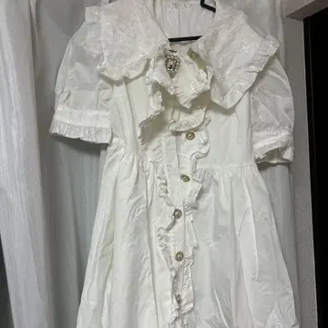 프릴 달린 화이트 원피스