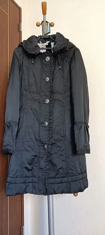 SPOOM 블랙 충전솜 미디 기장 코트