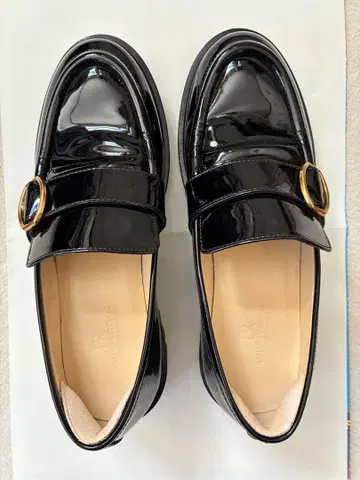 에나멜 블랙 로퍼 금장 장식 포함