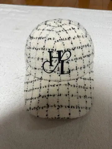 Her lip to HLT Lounge Tweed Cap