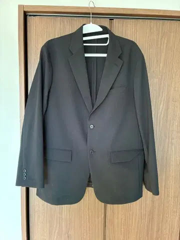 유니클로 블랙 감동 자켓