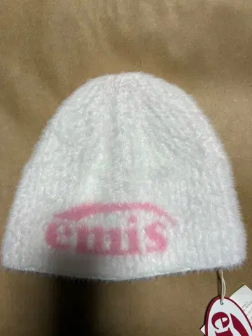 emis 로고 화이트 니트 모자