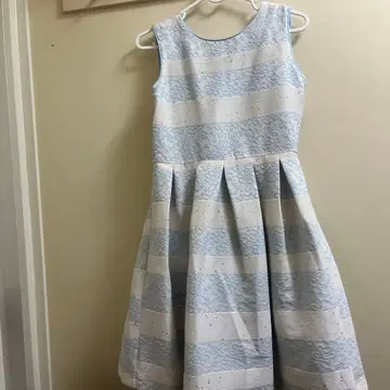 스카이블루와 화이트 스트라이프 슬리브리스 원피스