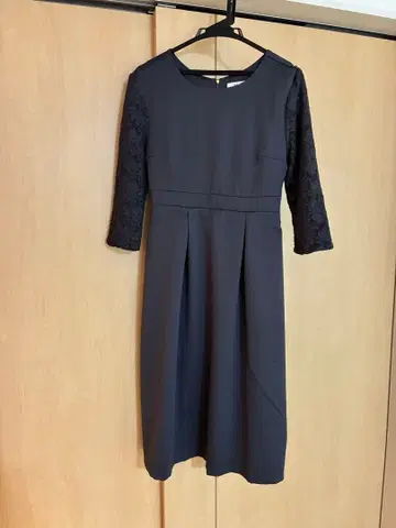 네이비 레이스 소매 무릎 기장 원피스