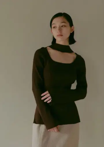 카사플라인 하이넥 오픈 니트탑 브라운