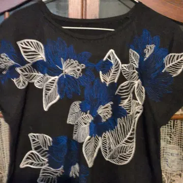 토쿠코 프리미어볼 꽃무늬 자수 슬리브리스 튜닉 블랙