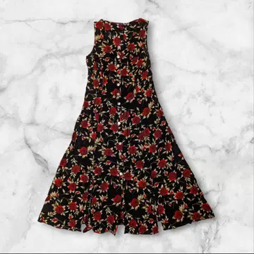 블랙 베이스에 빨간색 꽃무늬 슬리브리스 원피스