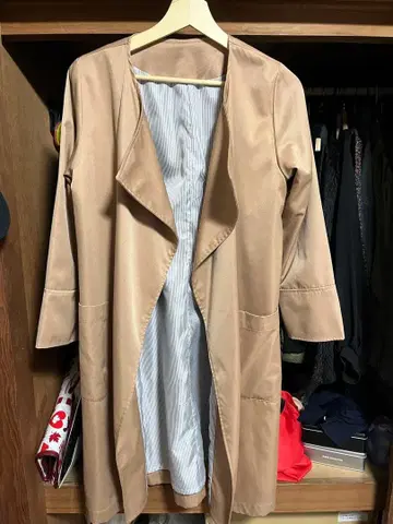 베이지 오픈 프론트 트렌치코트