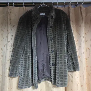 브라운 계열 체크 무늬 코트