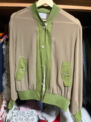 베이지와 그린의 MA-1 비침 자켓