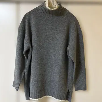 시니컬 미사용 새상품 그레이 터틀넥 니트 긴팔 슬릿 포함