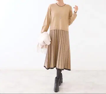 리플렉트 베이지 스트라이프 패턴 니트 원피스