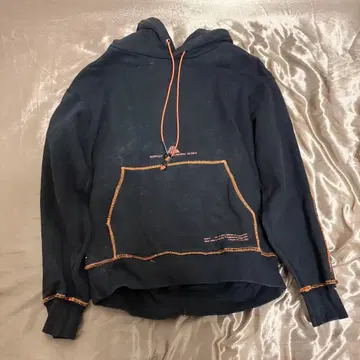 후드 부착 블랙 후드 맨투맨