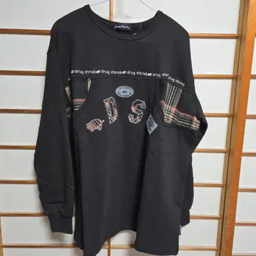 블랙 그래픽 프린트 맨투맨