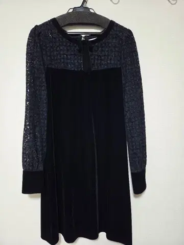 레이스와 벨벳의 블랙 원피스 (크리스마스, 연말 파티)