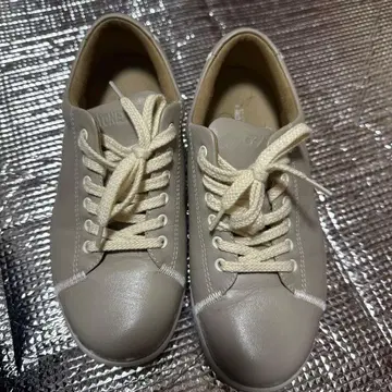 지금만 YONEX 라이트 그레이 가죽 스니커즈 23