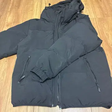 GU 블랙 다운 자켓
