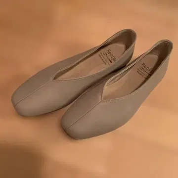 Recipe 레시피 V컷 플랫슈즈 베이지