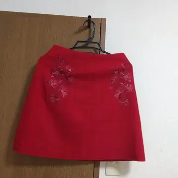 빨간색 꽃무늬 자수 사다리꼴 스커트