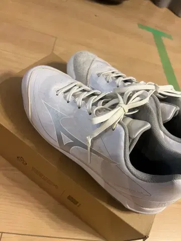 미즈노 화이트 스파이크 슈즈