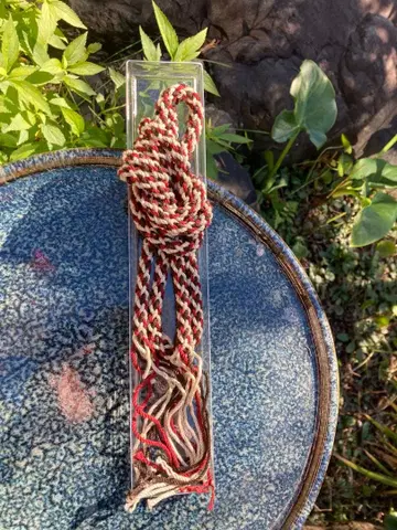 빨간색과 화이트의 트위스트 디자인 허리띠