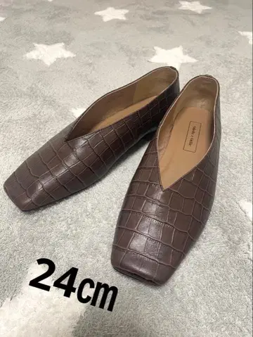 ODETTE E ODILE V컷 스퀘어 플랫 펌프스 악어 무늬