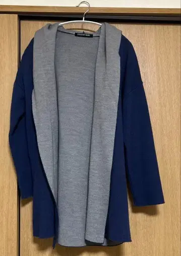 STRAWBERRY-FIELDS 후드 부착 롱 코트 네이비/그레이