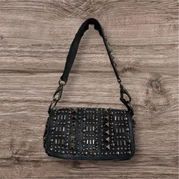 스터드 장식의 블랙 숄더백