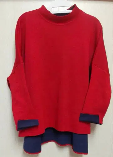 미사용 새상품 빨간색과 네이비 긴팔 니트 L 사이즈