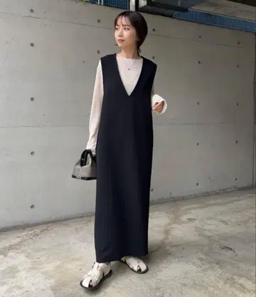 CAPRICIEUX LE'MAGE V넥 I라인 점프 스커트