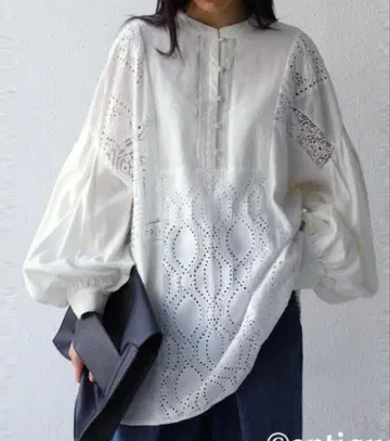 안티카 화이트 패턴 절개 빅 셔츠 블라우스