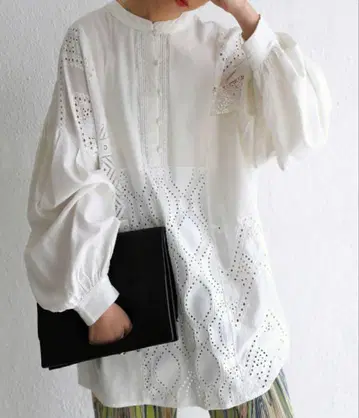 안티카 화이트 패턴 절개 빅 셔츠 블라우스