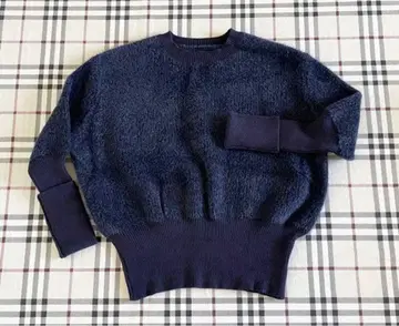 푹신푹신한 텍스처가 특징인 니트 스웨터.