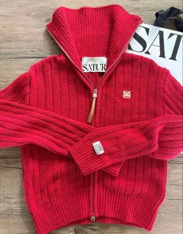 SATUR의 빨간색 니트 스웨터