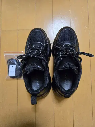 로리즈팜 통굽 볼륨 스니커즈 블랙 S 사이즈