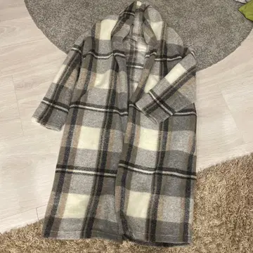 체크 무늬 가운 코트