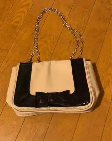 54 ] 아나텔리어 에나멜 숄더백 베이지 x 블랙 리본