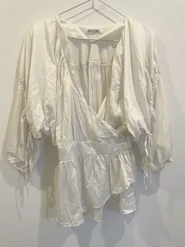 SNIDEL 화이트 오부소매 블라우스