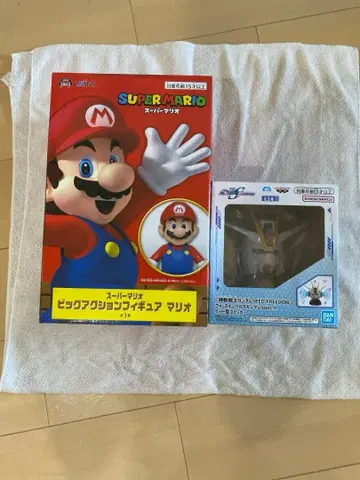 건담 헤드형 스피커와 슈퍼 마리오 피규어 세트