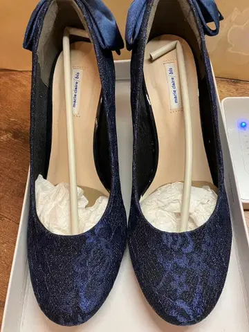 네이비 레이스 무늬 리본 포함 하이힐