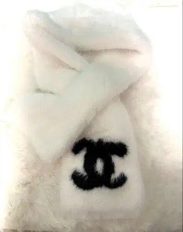 미사용 새상품 화이트 복슬복슬 머플러 CC 코코