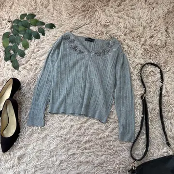 6824 저스길리티 V넥 리브 니트 [ 2 ] 그레이/꽃무늬/비즈 장식