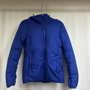 파란색 후드 부착 다운 자켓