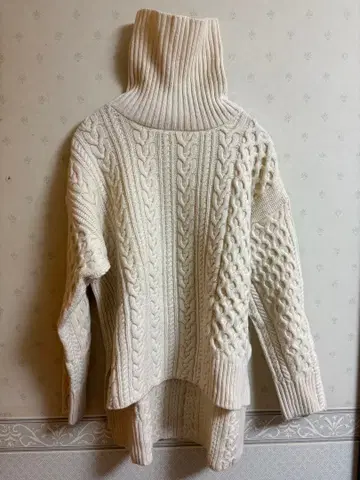 맥피 아이보리 케이블 니트 터틀넥