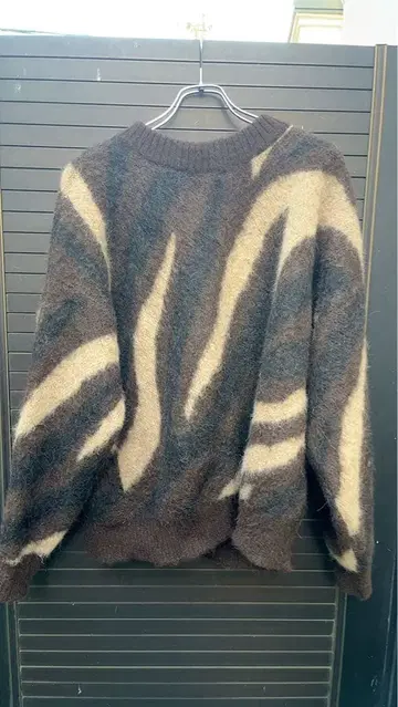 MARKAWARE BIAS ZEBRA PATTERN JUMPER