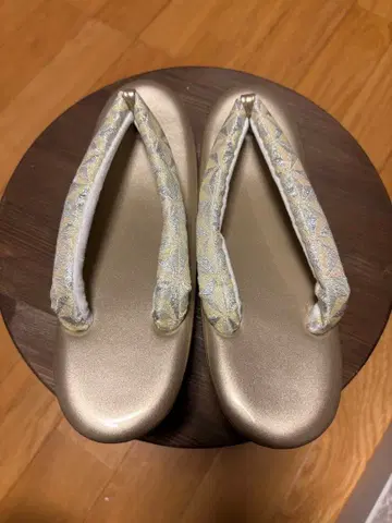 [ 미사용 새상품 ] 2025년 11월 구매 골드 조리 꽃무늬 하나오