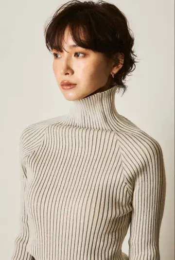 택 포함 새상품 ESICA 리브 니트 심리스 터틀 풀오버 에크루