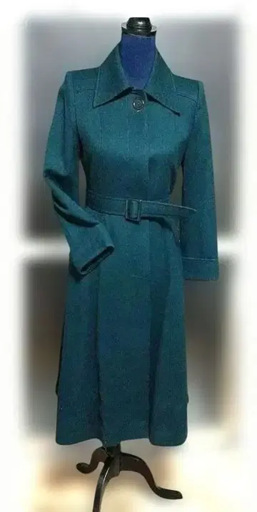 허리 벨트가 달린 스타일리시한 Itokin의 롱 드레스 오버코트입니다